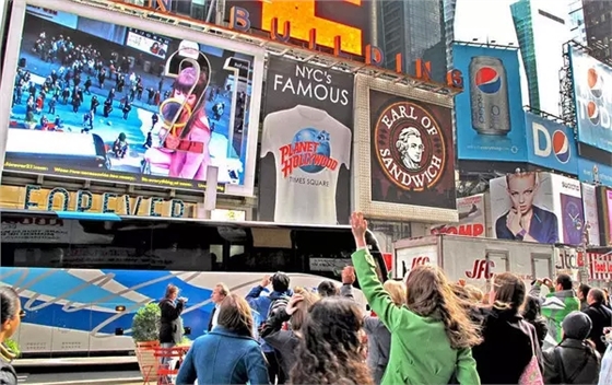 传统的广告行业在经历寒冬，只有户外广告最争气  