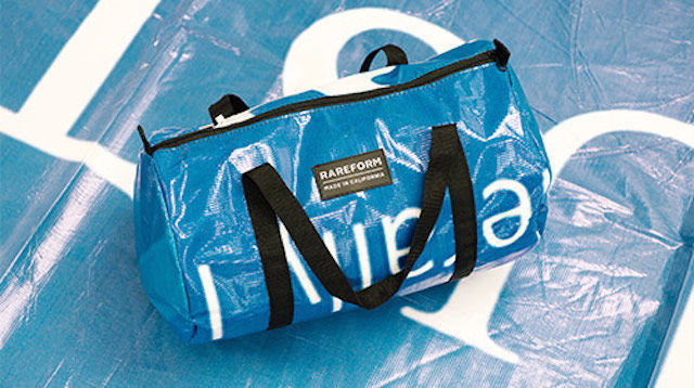 你无法想象的创意设计:广告牌瞬间变包包-广州聚奇广告